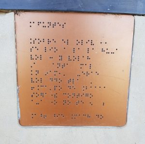 Poema Apuntes de Antonio Machado en braille en Baeza